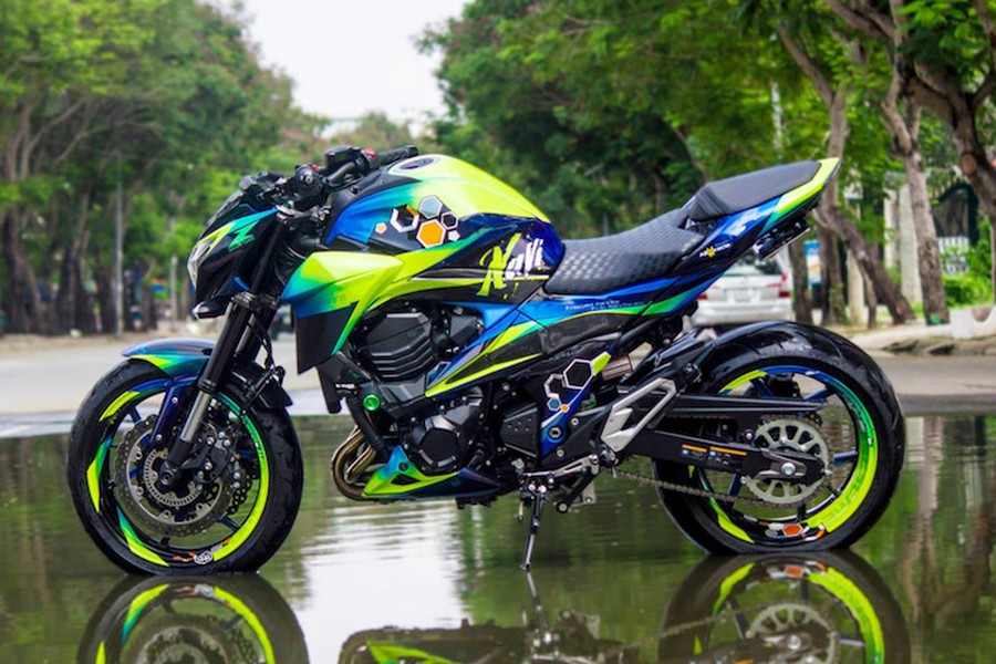 Chiếc  xe môtô Kawasaki Z800 nguyên bản màu đen thuộc sở hữu của một người chơi xe ở Đà Lạt. Do không thích tem zin nên chủ xe đã sơn airbrush dàn áo và cặp mâm với họa tiết riêng, phù hợp với sở thích.