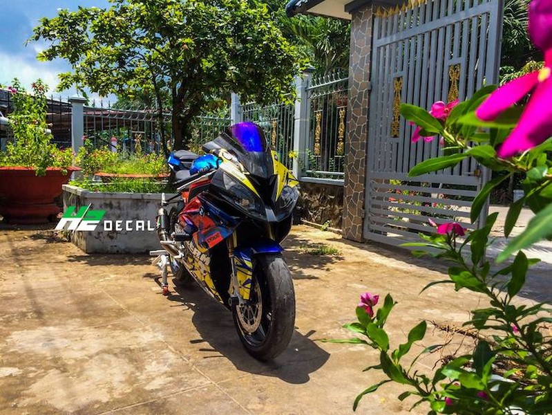 Ở dạng nguyên bản,  siêu môtô BMW S1000RR vốn đã là một trong những chiếc superbike có hiệu năng tốt nhất Thế giới hiện nay. Dù đã rất hoàn hảo, tuy nhiên khi được các biker Việt mua về, mẫu superbike được mệnh danh "cá mập" này vẫn liên tục được "cá nhân hóa" và nâng cấp với các phụ kiện đắt giá.