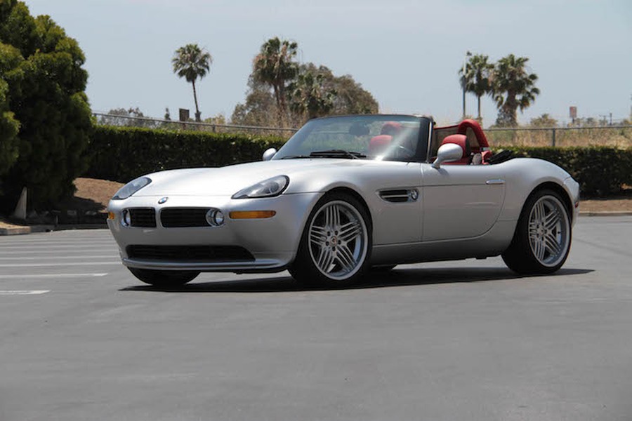 Được sản xuất từ năm 1999-2002, siêu xe  mui trần BMW Z8 lấy cảm hứng từ dòng xe cổ BMW 507 một trong những mẫu xe đẹp nhất mọi thời đại. BMW tạo ra tổng cộng 5148 chiếc Z8, sau đó đã ký hợp đồng để hãng độ với mối quan hệ thân thiết Alpina tạo ra thêm 555 phiên bản đặc biệt Alpina V8 Roadster.