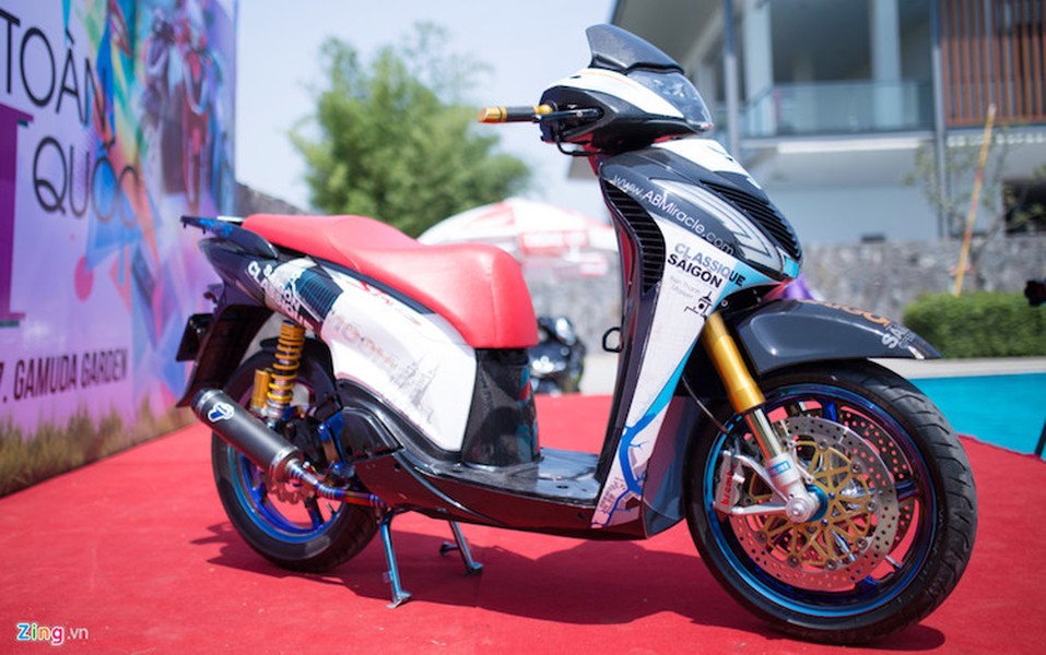 Chiếc  xe ga Honda SH nhập Italy thuộc đời cuối 2011 đầu 2012 thuộc sở hữu của biker Châu Lâm Dương, sống tại TP.HCM. Cùng với chiếc Exciter biển ngũ quý 1, chiếc SH độ dàn áo và đồ chơi hàng hiệu xuất hiện ở ngày hội SH toàn quốc ở Hà Nội cách đây ít ngày.