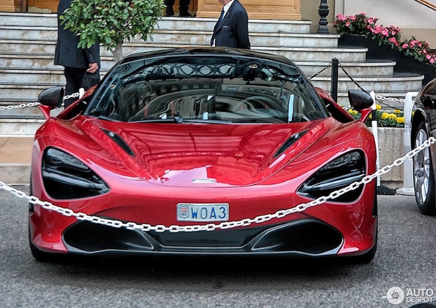 Cả thế giới xe đang chờ đón  siêu xe McLaren 720S, và một vị khách hàng giàu có nào đó bất ngờ tậu siêu xe đời mới này để dạo phố trong sự ngỡ ngàng của tất cả khách hàng đang chờ đợi. Chiếc xe được phát hiện tại Monaco là phiên bản thương mại đầu tiên trên thế giới.