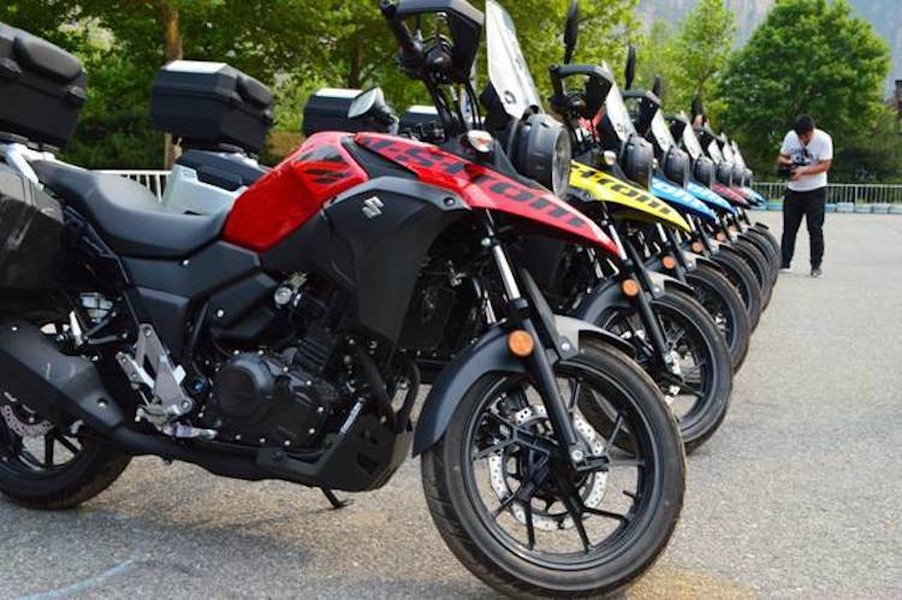 Tại Trung Quốc, Suzuki vừa chính thức ra mắt chiếc  xe môtô Suzuki V-Strom DL250. Thuộc dòng xe địa hình đường trường (adventure) V-Strom, DL250 sẽ nằm ở phân khúc thấp dành cho người mới làm quen với xe phân khối lớn - "mảnh đất" chuẩn bị được các hãng xe lớn "khai phá" trong thời gian tới.