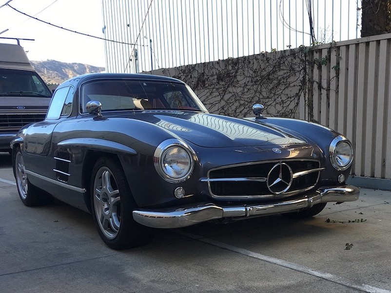 Ra mắt vào năm 1954, tới thời điểm hiện nay  siêu xe Mercedes 300SL vẫn được coi là một trong những mẫu xe đẹp nhất của hãng xe sang Mercedes tới từ Đức. Ngày nay, giá một chiếc 300SL ở trong tình trạng nguyên bản, hoàn hảo luôn có giá trong khoảng từ 1 tới hơn 4 triệu USD. Chính vì vậy, không phải ai cũng có cơ hội được sở hữu một trong 3258 chiếc 300 SL "hàng thật".