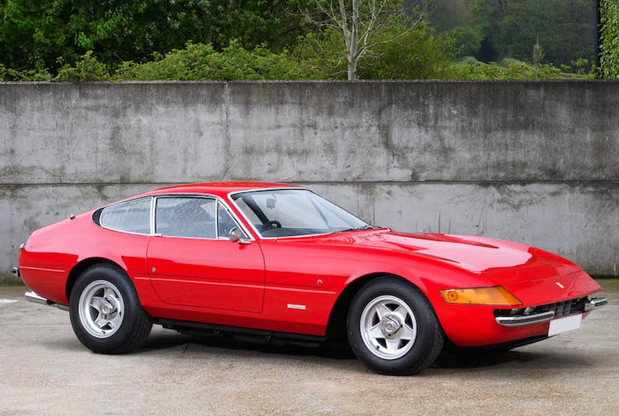 Được sản xuất từ năm 1968 tới năm 1973,  siêu xe Ferrari Daytona 365 GTB/4 được mệnh danh là một trong những chiếc Ferrari động cơ đặt trước nổi tiếng nhất và thành công nhất trên đường đua. Là một siêu xe đẳng cấp cao, đương nhiên Daytona cũng nằm trong bộ sưu tập của nhiều người nổi tiếng trong thập niên 70, bao gồm cả ca sĩ Elton John người Anh.