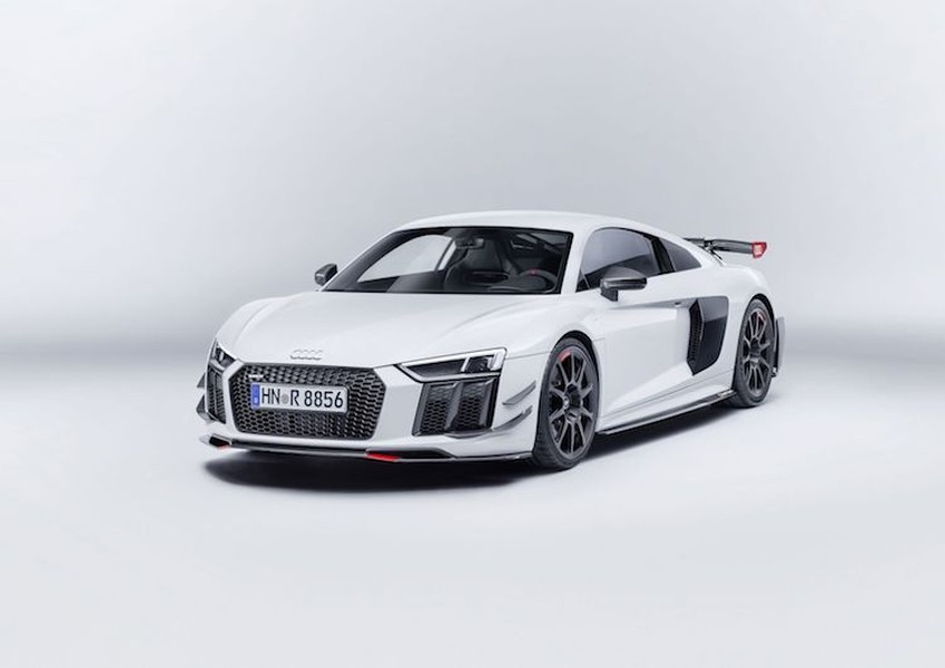 Ở dạng nguyên bản,  siêu xe Audi R8 về cơ bản vốn đã là một chiếc Lamborghini Huracan "thay vỏ" với kiểu dáng hiện đại và hiệu năng vận hành cao. Tuy nhiên vẫn có không ít người chưa bằng lòng với chiếc R8 nguyên bản và muốn độ chiếc xe trở nên thể thao hơn nữa.