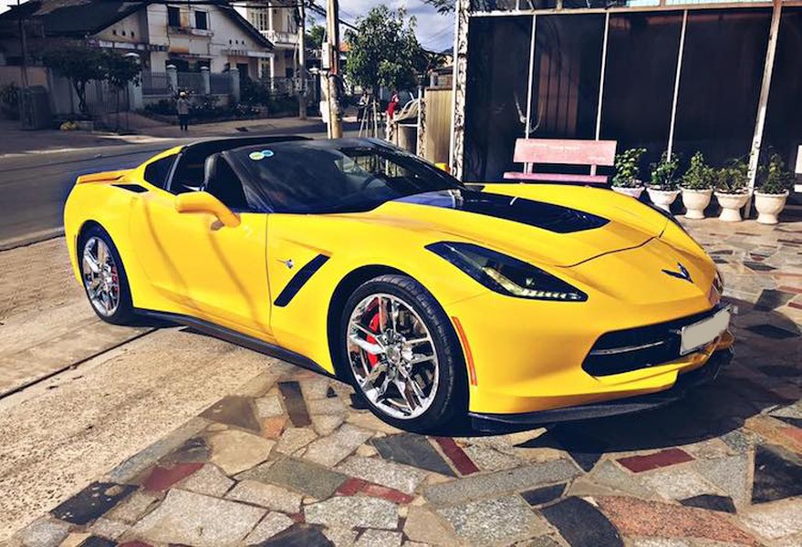 Kể từ khi ra mắt lần đầu vào năm 2014, mẫu siêu xe thể thao Mỹ  Chevrolet Corvette Stingray thuộc thế hệ thứ 7 đã có mặt tại Việt Nam ở gần như mọi phiên bản, từ cơ bản tới dòng hiệu năng cao Z06 và sắp tới là bản tầm trung Grand Sport. Tuy nhiên, chiếc Corvette Stingray với gói với gói phụ kiện nâng cấp hiệu năng Z51 vẫn là "hàng hiếm" ở nước ta.