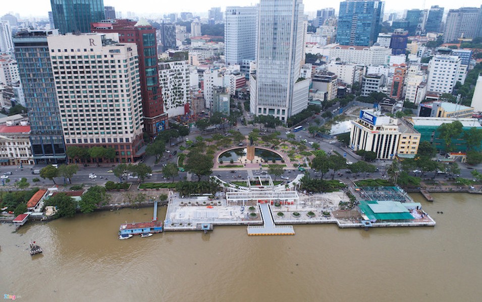  Tuyến buýt sông đầu tiên ở TP.HCM có lộ trình dài gần 11 km từ bến Bạch Đằng (quận 1) đến bến phà Linh Đông (quận Thủ Đức) đi qua các quận 1, 2, Bình Thạnh và Thủ Đức. Bến số 1 Bạch Đằng (quận 1) nằm ngay trước công viên Công trường Mê Linh và bên tuyến đường Tôn Đức Thắng. Bến Bạch Đằng được xây dựng trên nền mặt bằng nhà chờ tàu du lịch hoạt động nhiều năm trước nay đã hoàn thành cầu tàu, thi công các hạng mục còn lại. Điểm đi đến quan trọng này đã có bãi giữ xe sẵn, bến xe buýt bên cạnh rất thuận tiện.