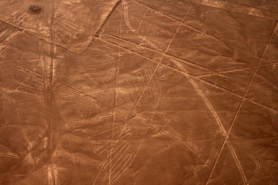 Tại sa mạc Nazca, vùng đất khô cằn nằm giữa hai thị trấn Nazca và Palpa ở Pampas de Jumana miền Nam Peru có một “khu vườn hình học" lạ kỳ với rất nhiều hình vẽ khổng lồ mô tả các loài vật và con người, cũng như những đường kẻ thẳng và hình học đơn giản. Hình vẽ lớn nhất có chiều dài gần 300m. Chúng được tạo ra bởi nền văn hóa Nazca, tồn tại ở khu vực này từ khoảng năm 200 TCN tới năm 600 SCN. Ảnh: Hình vẽ chim ruồi ở Nazca.