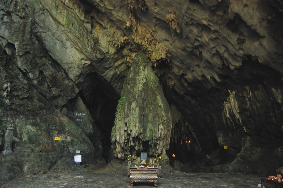 Động Hương Tích là một hang động kì vĩ nằm trong quần thể danh lam thắng cảnh Hương Sơn, thuộc huyện Mỹ Đức cách trung tâm Hà Nội gần 70km về phía Tây Nam. Động được phát hiện ra từ rất lâu nhưng đến đời vua Lê thế kỷ 15 mới dùng để thờ Phật. Trong động có chùa, cổng chùa bằng đá, được xây dựng vào năm 1914. Bên cạnh những công trình điêu khắc thiên nhiên, Chùa động còn có những công trình điêu khắc cổ có giá trị. Năm 1770, chúa Trịnh Sâm từng thăm quan động và đặt tên cho động là "Nam Thiên đệ nhất động" tức động đẹp nhất trời Nam.