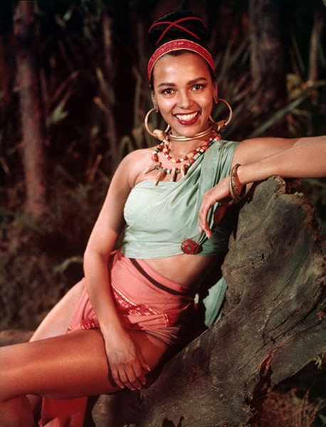 1. Dorothy Dandridge (1922 - 1965) là nữ diễn viên người Mỹ gốc Phi đầu tiên được đề cử giải Oscar cho Nữ diễn viên xuất sắc nhất. Cô cũng là một ca sĩ được ưa chuộng của nước Mỹ. Ngoại hình quyến rũ là yếu tố tối quan trọng giúp cô thành công trong sự nghiệp.