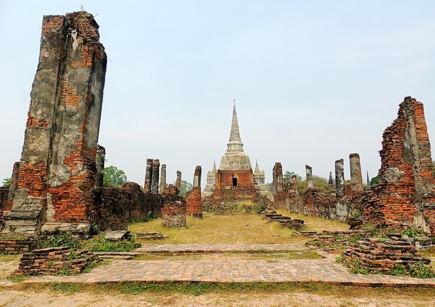 Vào thế kỷ 14, chùa Wat Phra Mahathat ở cố đô Ayutthaya của Thái Lan từng là một tu viện Phật giáo tấp nập người qua lại. Tuy nhiên, ngày nay khu chùa tháp này chỉ còn là tàn tích.