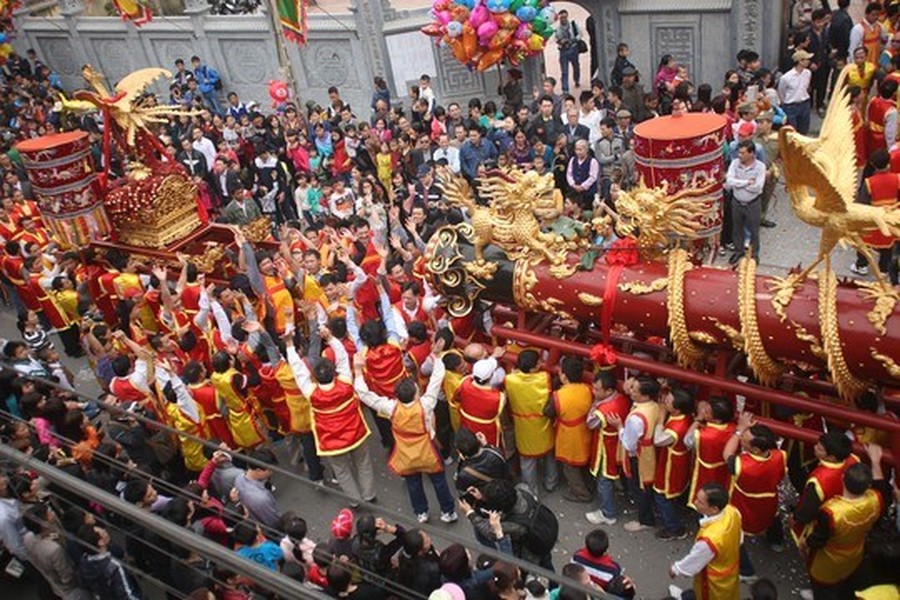  Hội rước pháo làng Đông Kỵ (Từ Sơn, Bắc Ninh) được tổ chức từ mùng 4 – 6 tháng Giêng để tưởng nhớ ngày Thánh Thiên Cương - vị tướng được dân tôn thờ làm thành hoàng làng, người ra lệnh xuất quân đánh giặc. Tâm điểm của lễ hội là màn rước pháo, khi hai quả pháo lớn tượng trưng cho pháo Nhất, pháo Nhì được các thanh niên trai tráng trong làng rước từ nhà ông đám trưởng (Trưởng Ban Khánh tiết) ra đình cùng với đoàn tế hàng trăm người trong sự chứng kiến và háo hức của hàng nghìn khách thập phương.