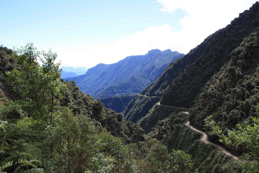 Cung đường Bắc Yungas nối La Paz đến Coroico, còn gọi là cung đường Grove; và đối với nhiều tài xế ở đây thì đây chính là “con đường tử thần” đối với họ mỗi lần khi đi ngang đây.