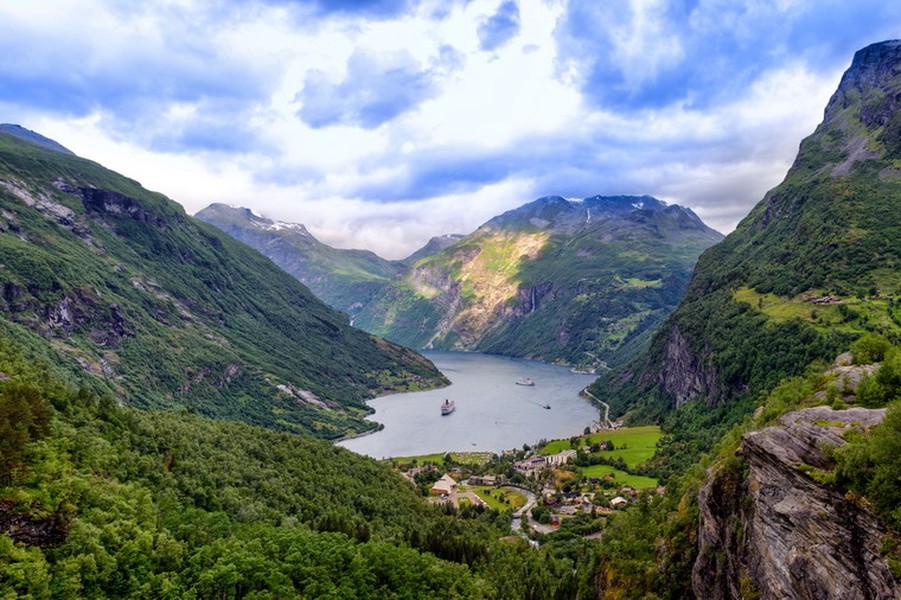 Từ nhiều năm nay, vịnh hẹp Geiranger ở Na Uy đã được nhiều công ty du lịch mệnh danh là "vịnh đẹp nhất thế giới". Điều gì khiến vùng vịnh này nổi tiếng như vậy?