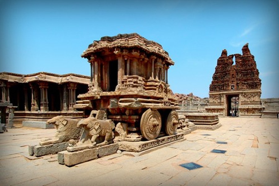 Tọa lạc ở bang Karnataka của Ấn Độ, Hampi từng là thủ đô xưa của đế chế Vijayanagara hùng mạnh trong lịch sử Ấn Độ.