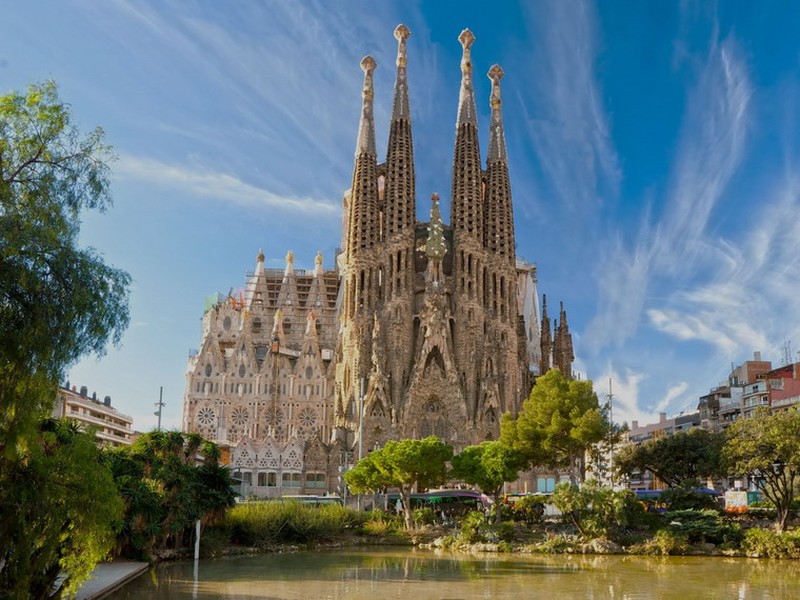 Sagrada Familia là một nhà thờ Công giáo có quy mô rất lớn được xây dựng tại Barcelona, Catalonia, Tây Ban Nha. Công trình này được coi là kiệt tác của kiến trúc sư nổi tiếng người Catalan Antoni Gaudi (1852–1926).