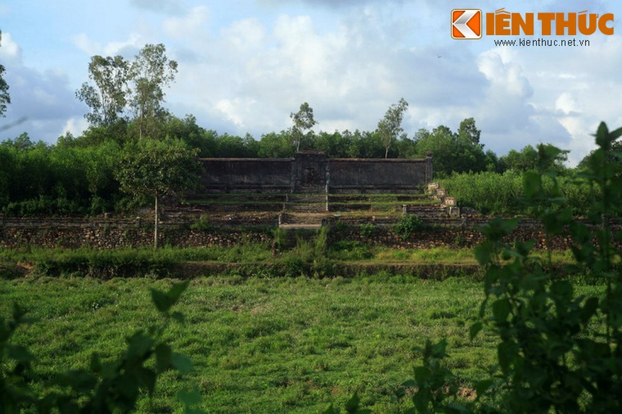 Lăng Thoại Thánh tọa lạc trong khuôn viên lăng Gia Long, thuộc xã Hương Thọ, huyện Hương Trà, tỉnh Thừa Thiên-Huế. Đây là lăng mộ của bà Nguyễn Thị Hoàn (1736 - 1811), mẹ vua Gia Long.