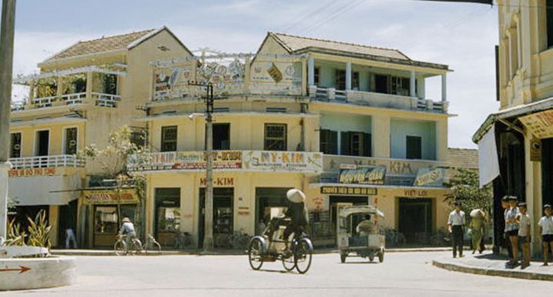 Trung tâm TP Nha Trang năm 1961. Hình ảnh do nhà báo Wilbur E. Garrett của tạp chí National Geographic thực hiện ở  miền Nam Việt Nam  từ năm 1961 - 1965.