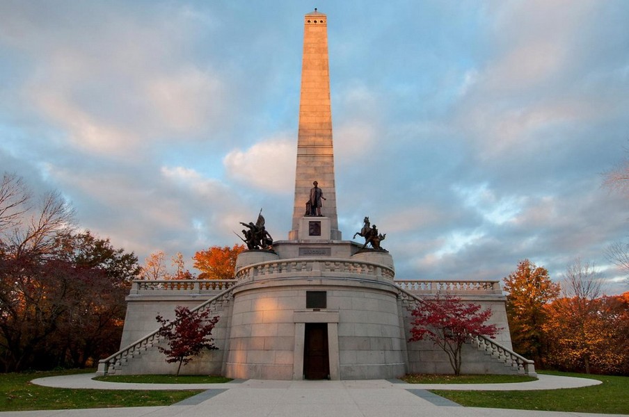 Nằm trong nghĩa trang Oak Ridge ở TP Springfield, bang Illinois của Mỹ,  lăng mộ Abraham Lincoln (1809 – 1865) - vị Tổng thống Mỹ thứ 16 - nổi tiếng với kiến trúc độc đáo cùng những câu chuyện lạ lùng xảy ra ở nơi đây.