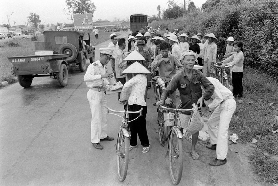 Các con đường dẫn vào sân bay Tân Sơn Nhất được kiểm tra an ninh nghiêm ngặt.