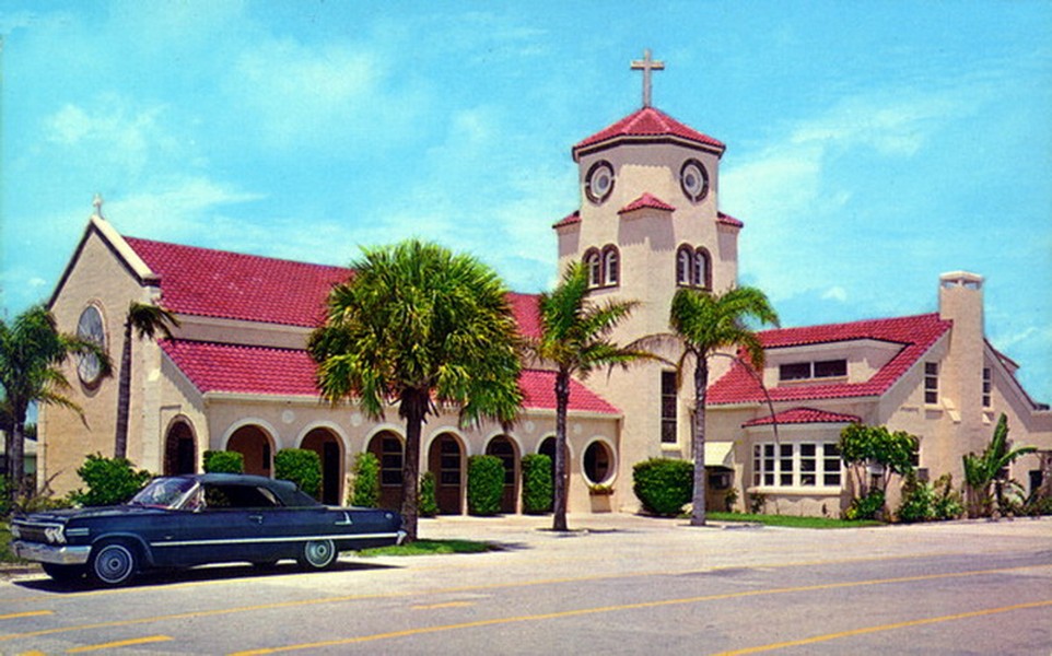 Được xây dựng năm 1945,  nhà thờ Bờ Biển (Church by the Sea) tại Tampa, bang Florida, Mỹ bỗng trở nên nổi tiếng thế giới chỉ vì một sự ngẫu nhiên trong xây dựng.