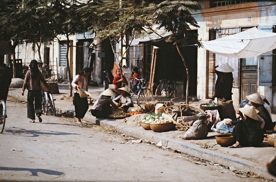 Một chợ cóc ở vỉa hè  Hà Nội năm 1979.