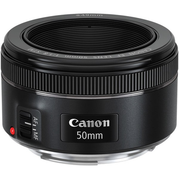  1. Canon 50mm f1.8 STM. Nếu ống kính 50mm f1.8II cũ bị chê là có chất lượng build kém và khả năng lấy nét trong điều kiện chênh sáng lớn không tốt thì phiên bản mới 50mm f1.8 STM đã được Canon khắc phục toàn bộ các vấn đề trên. Hơn thế nữa nó còn được nâng cao chất lượng quang học và giảm khoảng lấy nét gần nhất xuống còn 35cm khiến cho 50mm 1.8 STM của Canon trở thành lens 50mm có khoảng lấy nét gần nhất hiện nay. Và mẫu  ống kính Canon giá rẻ này vẫn giữ nguyên giá bán giống phiên bản cũ – 125$ - tức xấp xỉ 3 triệu đồng.