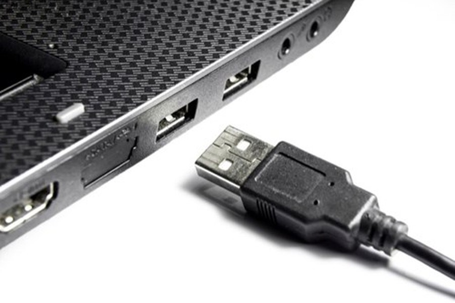  1) Đừng sạc từ cổng USB của máy tính. Tất nhiên, người dùng hoàn toàn có thể cắm sạc smartphone hoặc tablet vào cổng USB của máy tính, tuy nhiên việc này chỉ khiến cho thời gian sạc pin lâu hơn, bởi điện áp đầu ra rất nhỏ chỉ khoảng 0.5A khi sử dụng USB 1.0 và 2.0, ngược lại, nếu cắm vào cổng USB 3.0 thì điện áp sẽ là 0.9A, còn chuẩn USB Type-C lại hỗ trợ lên đến 3A.