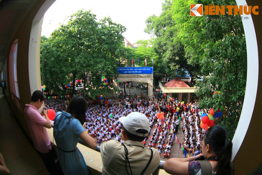 Sáng nay, hàng triệu học sinh và giáo viên trên nước đã tưng bừng tổ chức lễ  khai giảng năm học mới 2015-1016. Ảnh: Các phụ huynh theo dõi lễ khai giảng từ tầng 2 trường Tiểu học Chu Văn An (Ba Đình, Hà Nội).