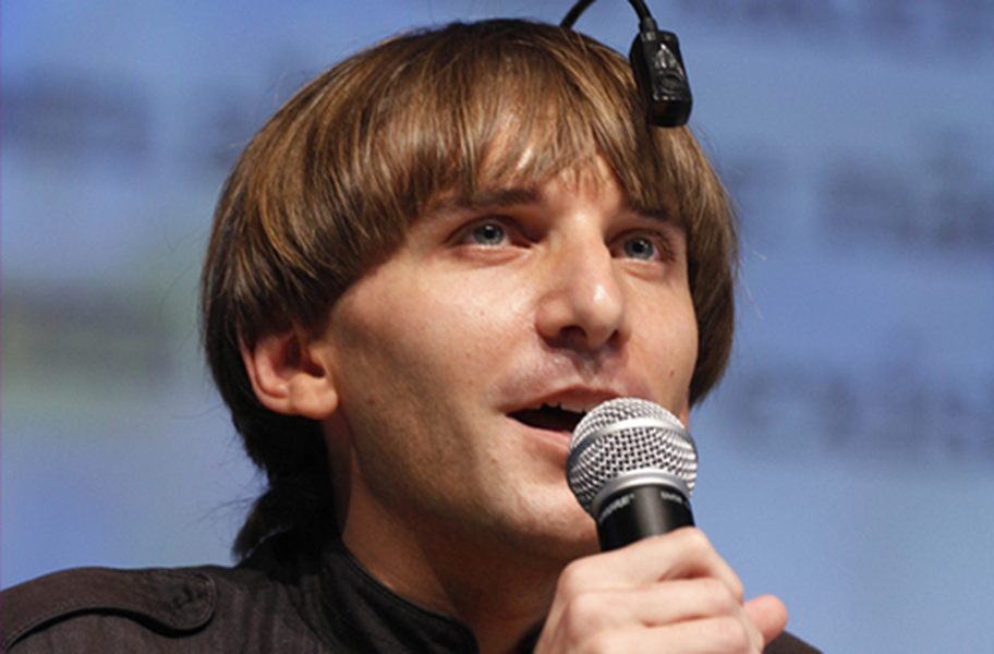 Neil Harbisson bị mù màu bẩm sinh. Điều này đồng nghĩa với việc Neil chỉ có thể nhìn được hai màu đen và trắng.