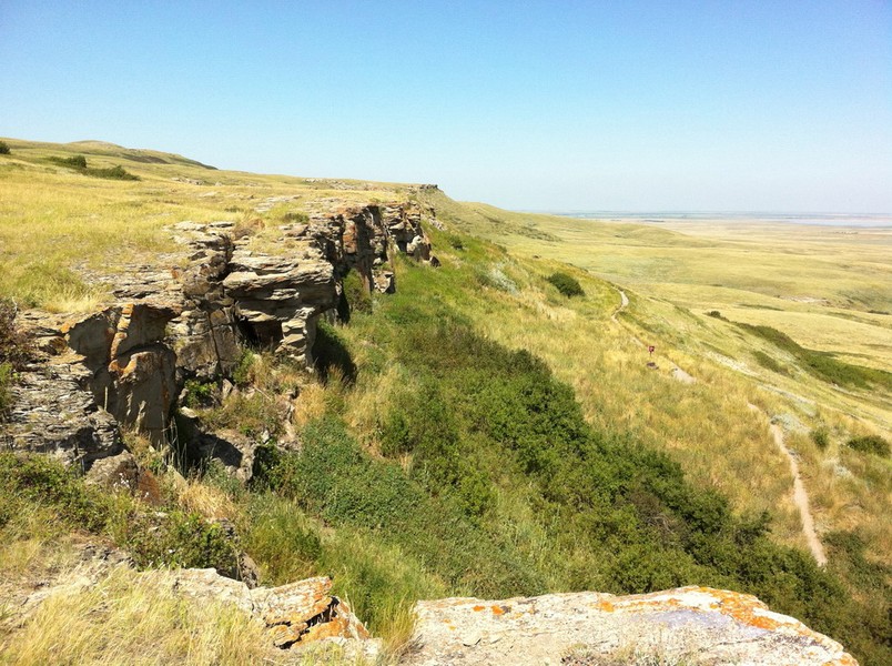 Nằm chân dãy núi Rocky ở tỉnh Alberta của Canada,  hẻm vực bẫy trâu (Head-Smashed-In Buffalo Jump) là một chứng tích lịch sử độc đáo về cuộc sống của người tiền sử ở Bắc Mỹ.