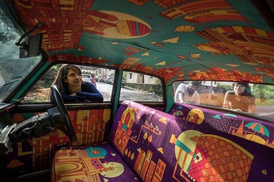 “Taxi Fabric” là một dự án nghệ thuật sáng tạo ở Mumbai, Ấn Độ, cho phép các nhà thiết kế biến đổi nội thất của các xe taxi trong thành phố thành những chiếc  taxi nghệ thuật.