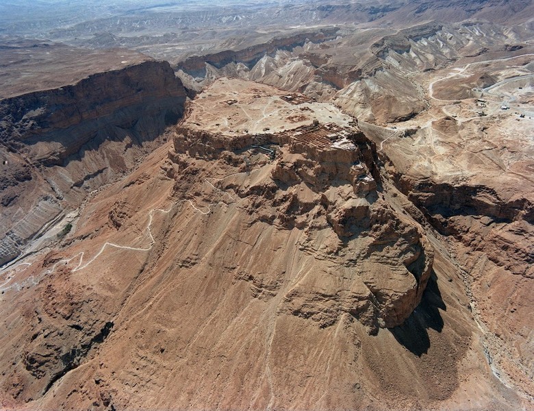 Nằm trên đình một ngọn núi đá phía Tây Nam Biển Chết thuộc lãnh thổ Israel,  pháo đài cổ Masada là di tích có ý nghĩa đặc biệt quan trọng với lịch sử dân tộc Do Thái.