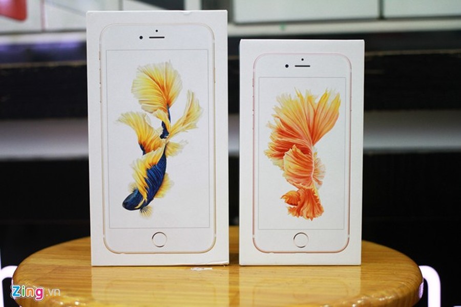 Thay đổi dễ nhận thất nhất trên bộ đôi iPhone 6S là máy có thêm màu hồng. Vỏ hộp in hình cá chọi khá lạ mắt.