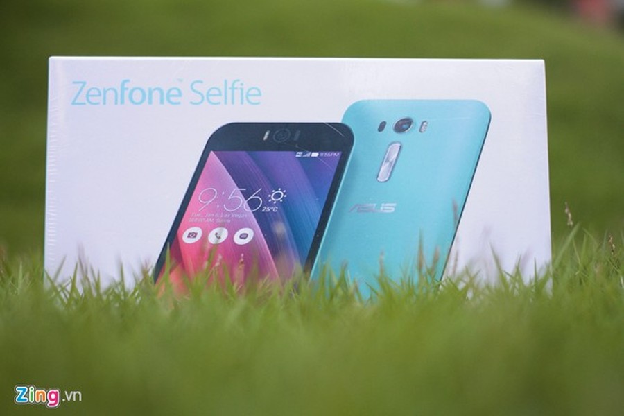 Asus Zenfone Selfie có thiết kế tương tự bản Zenfone 2 trước đó. Điểm đáng lưu ý nằm ở cụm camera trước độ phân giải 13 MP kèm đèn flash kép.