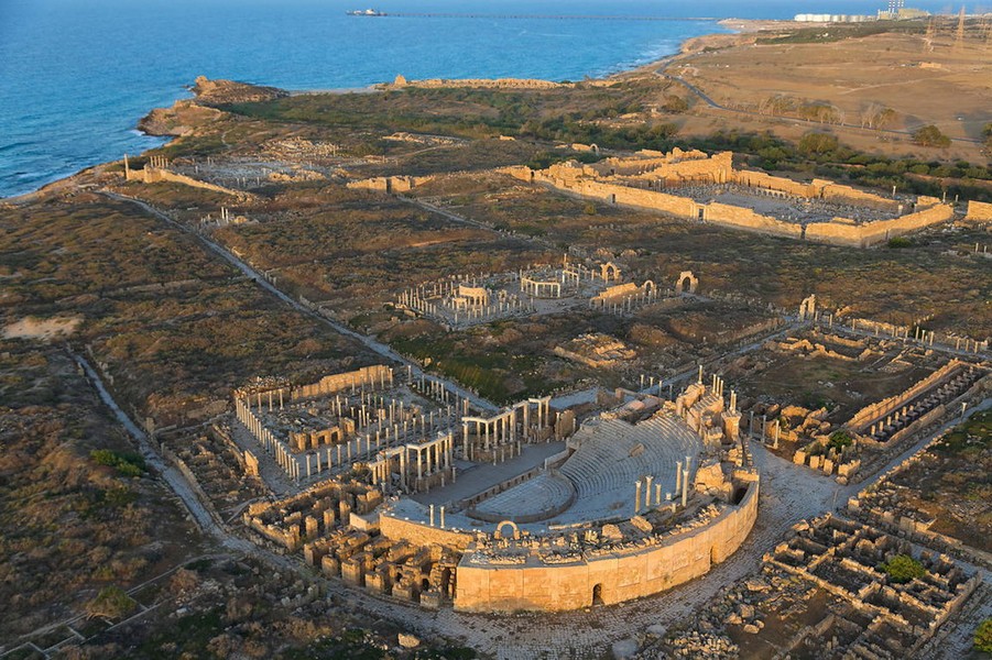 Nằm ở tỉnh Al Khums của Libya,  thành phố cổ La Mã Leptis Magna là một trong những tàn tích hùng vĩ nhất còn lại ở ven bờ biển Địa Trung Hải.