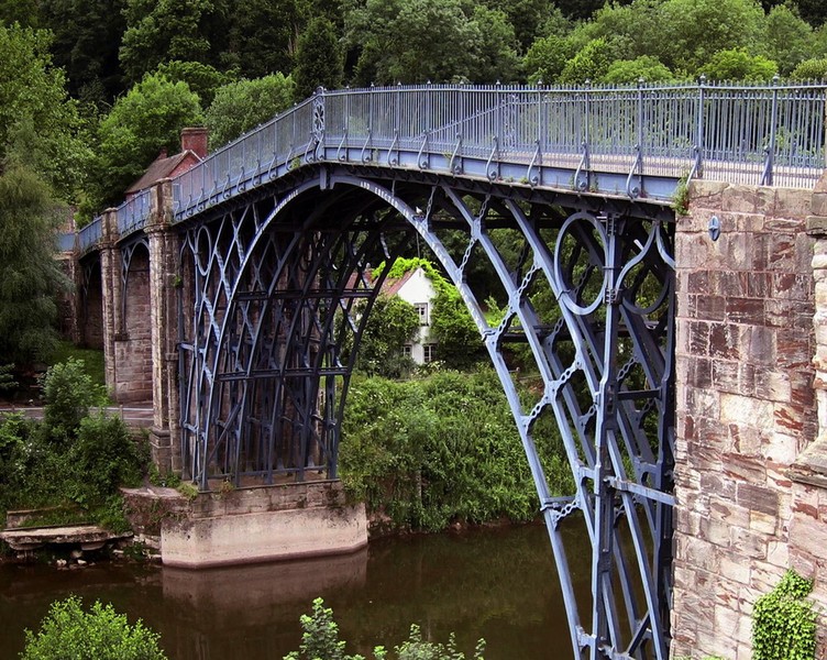  Hẻm núi Cầu Sắt (hẻm núi Ironbridge) là tên gọi của một hẻm núi nổi tiếng nơi con sông Severn chảy qua ở hạt Shropshire của nước Anh.