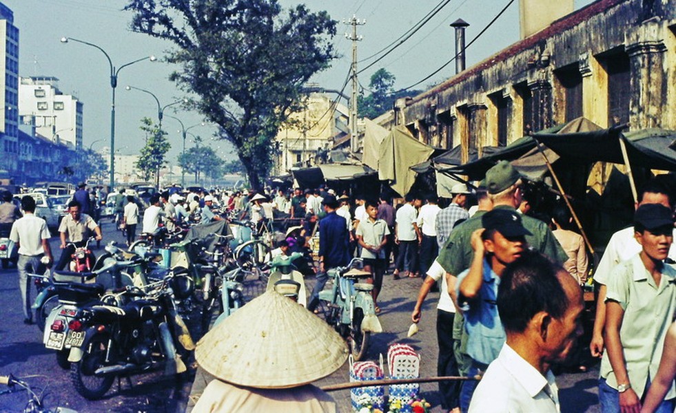 Cảnh nhộn nhịp tại chợ vật nuôi, thường được gọi là "chợ chó" ở đường Hàm Nghi,  Sài Gòn năm 1970.