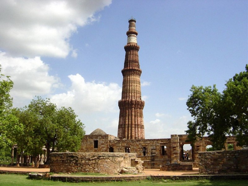 Nằm ở phía Nam thủ đô New Delhi của Ấn Độ,  tháp Qutub Minar là một trong những công trình Hồi giáo cổ xưa độc đáo nhất của đất nước này.