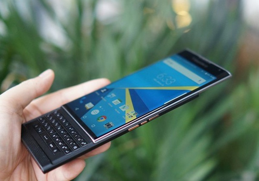  BlackBerry Priv Sản phẩm vừa ra mắt tại Việt Nam và hẹn lên kệ trong tháng này với giá 18,5 triệu đồng. Bằng việc trang bị bàn phím trượt kết hợp với màn hình cảm ứng, BlackBerry Priv tiếp tục là model khác biệt nhất trong các smartphone Android, dù được ra mắt khá muộn màng.  Là sản phẩm cao cấp nhất của BlackBerry, Priv được trang bị cấu hình mạnh mẽ gồm chip xử lý Qualcomm Snapdragon 808, RAM 3 GB, pin 3.410 mAh, dung lượng lưu trữ 32 GB và camera chính 18 MP. Máy có màn hình 5,4 inch độ phân giải 2.560 x 1.440 pixel.