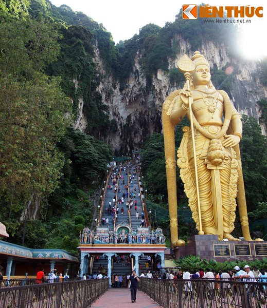 Nằm ở quận Gombak, bang Selangor, cách thủ đô Kuala Lumpur khoảng 13km, động Batu là hang động thiêng liêng và nổi tiếng nhất của đất nước Malaysia.