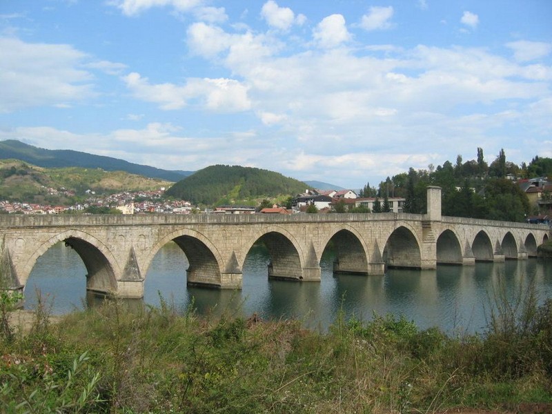 Bắc qua sông Drina tại miền Đông Bosnia và Herzegovina,  cầu cổ Mehmed Pasa Sokolovic là cây cầu đẹp và nổi tiếng nhất được xây dựng trong giai đoạn tồn tại của đế quốc Ottoman.