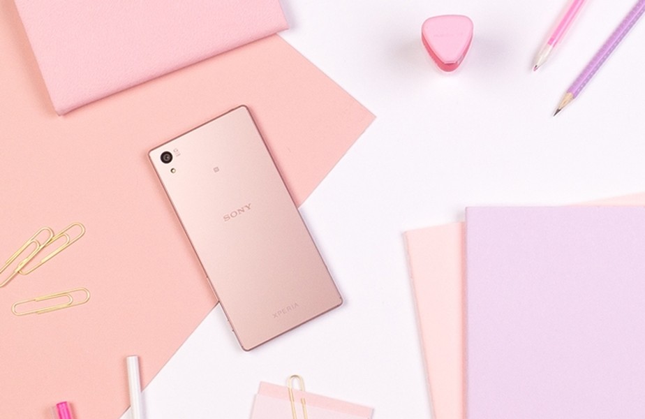 Đúng như thông tin rò rỉ cách đây ít ngày, Sony vừa chính thức giới thiệu chiếc  điện thoại Xperia Z5 phiên bản màu hồng, với mục tiêu có lẽ là hướng đến đối tượng khách hàng nữ.