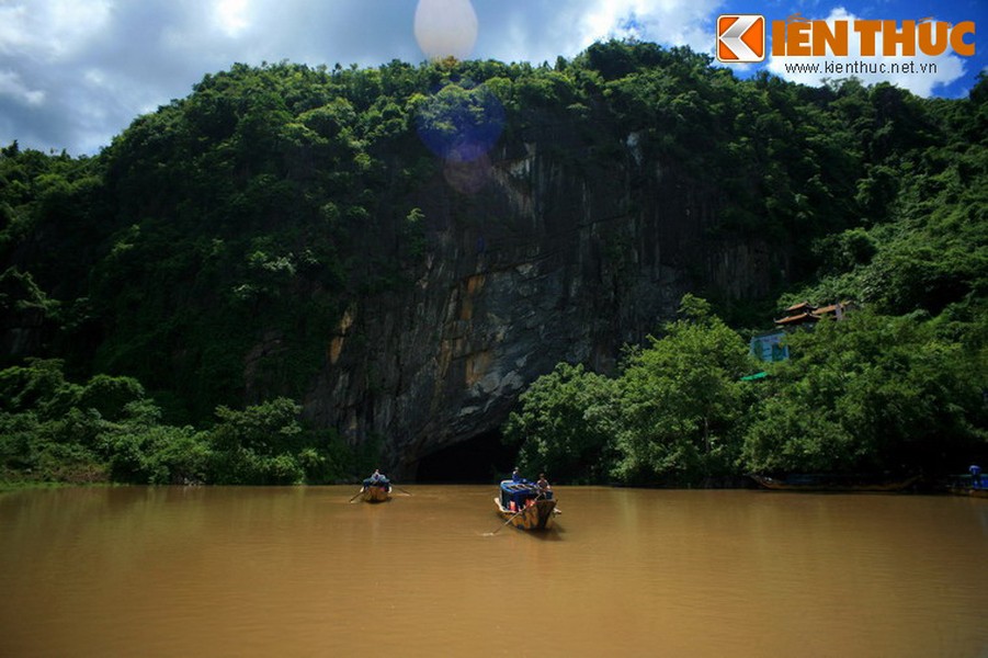 Nằm trong quần thể Di sản thiên nhiên thế giới Phong Nha - Kẻ Bàng, động Phong Nha được đánh giá là hang động xuyên thủy đẹp bậc nhất thế giới.