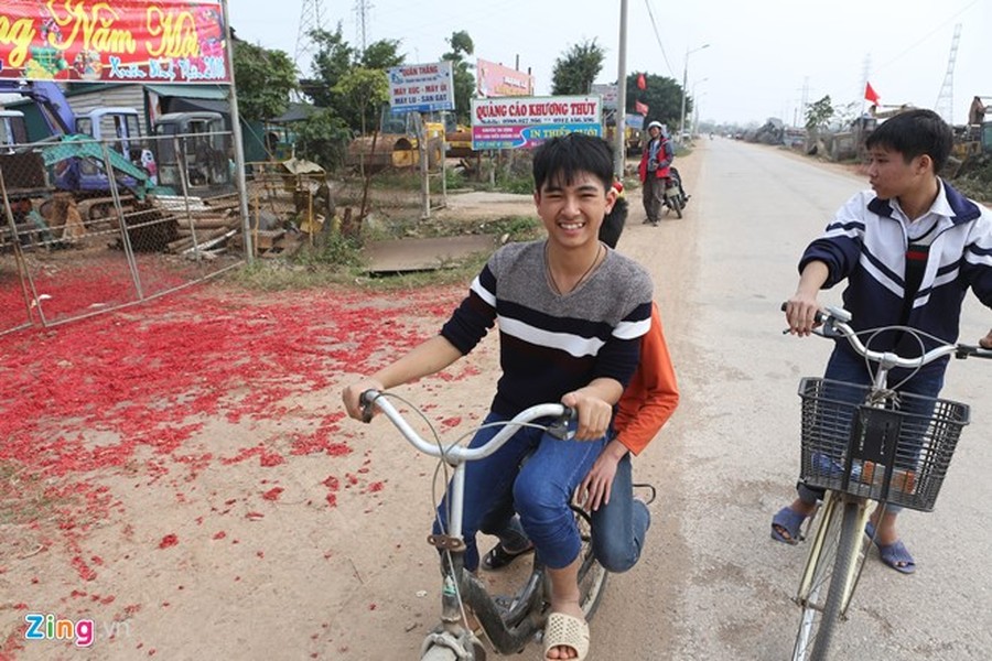  Xác pháo như trải thảm trước cửa nhà dân tại xã Tề Lỗ, huyện Yên Lạc, tỉnh Vĩnh Phúc sáng mùng 4 Tết.