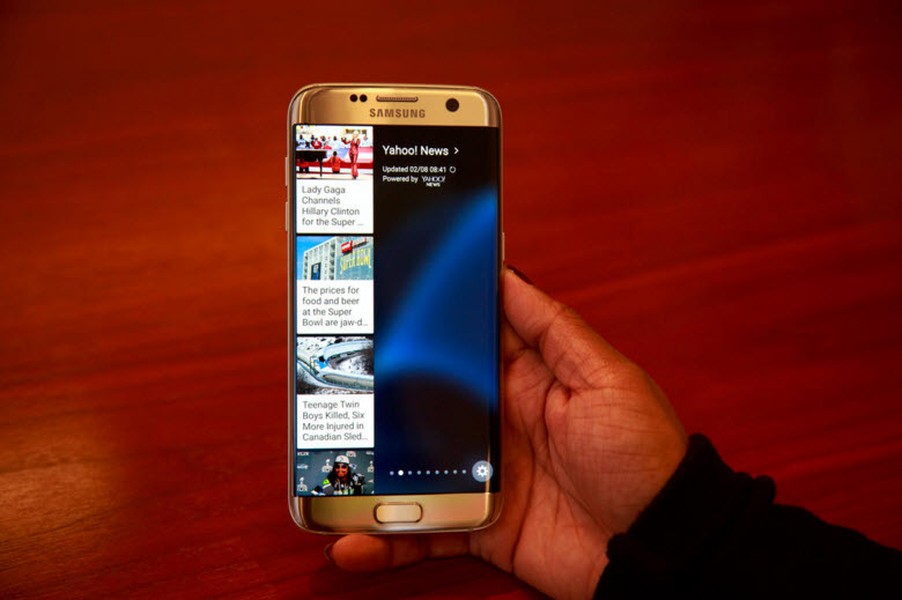  Samsung Galaxy S7 Edge. MWC là triễn lãm di động lớn nhất thế giới vì vậy các nhà phát triển chẳng ngại ngần trình diễn những sản phẩm tốt nhất mình đang có. Đầu tiên trong danh sách này phải nhắc đến chiếc Samsung Galaxy S7 Edge, siêu phẩm mới nhất của Samsung với những cải tiến vượt bậc hơn so với người tiền nhiệm. Vẫn là thiết kế 5,5 inch cạnh cong nhưng phần camera đã được ép nhiệt để gần như chỉ cao ngang bằng với phần khung, khiến chiếc điện thoại đem lại cảm giác hoàn chỉnh trong thiết kế. Những cải tiến khác về hiệu năng và camera cũng là điểm hấp dẫn của sản phẩm này.