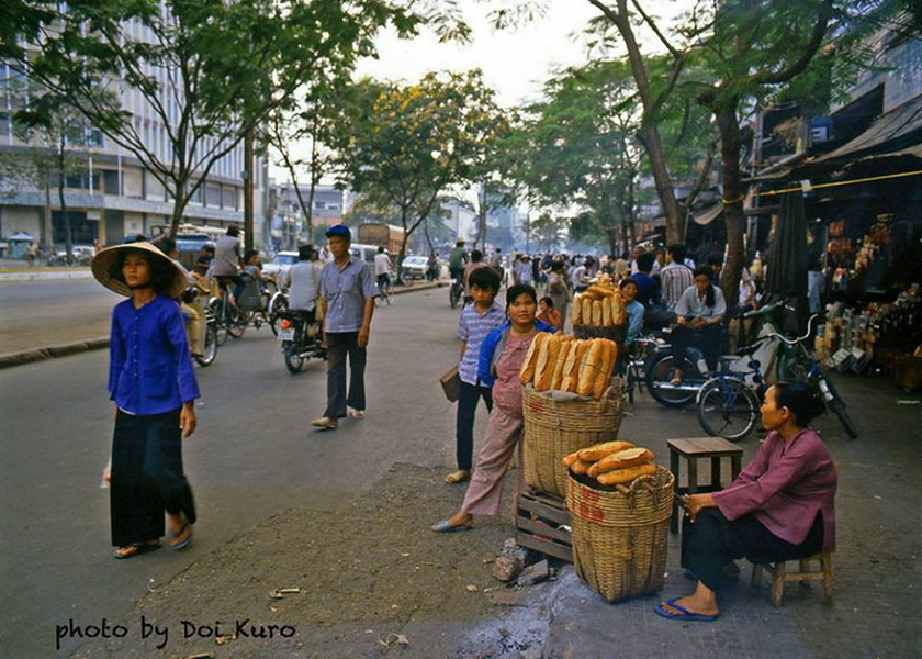 Quầy bánh mỳ dạo trên đường Hàm Nghi, đối diện Ngân hàng Thương Tín,  Sài Gòn năm 1989.