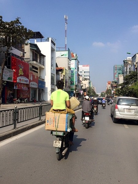  Hình ảnh "bá đạo" trên phố Nguyễn Lương Bằng.