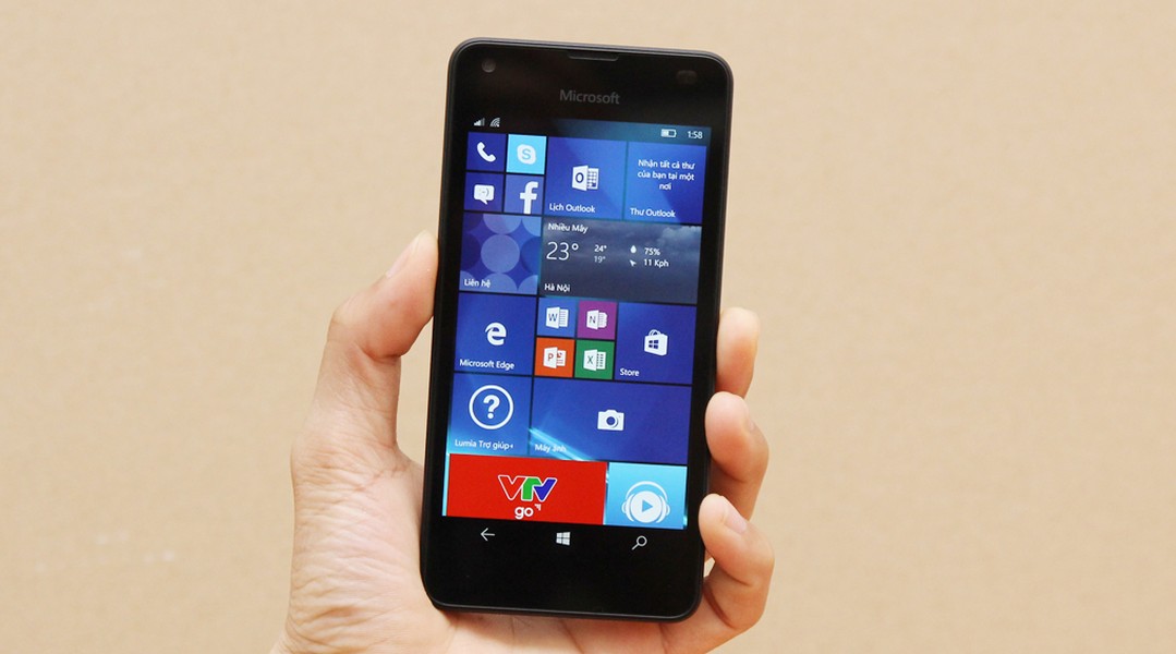  Microsoft Lumia 550. Là  smartphone giá rẻ, bên cạnh hệ điều hành Windows 10 Mobile mới mẻ trên Lumia 550, Cortana sẽ giúp người dùng nhắc nhở việc cần làm trong ngày, cập nhật tình hình giao thông, thời tiết và lịch trình cả ngày. Ngoài ra, máy còn được trang bị kết nối mạng di động 4G LTE tốc độ cao, cùng khả năng xử lý đa nhiệm mượt mà và trình duyệt Microsoft Edge hoàn toàn mới.