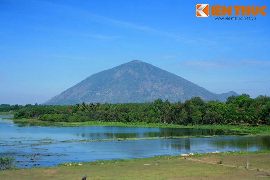 Nằm cách trung tâm thành phố Tây Ninh, tỉnh Tây Ninh 11 km,  núi Bà Đen là ngọn núi cao nhất Đông Nam bộ và là biểu tượng cho mảnh đất và con người Tây Ninh.